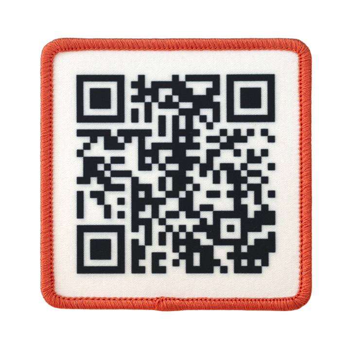 Painettu QR-koodi haalarimerkki, oranssit reunat, neliön muotoinen.