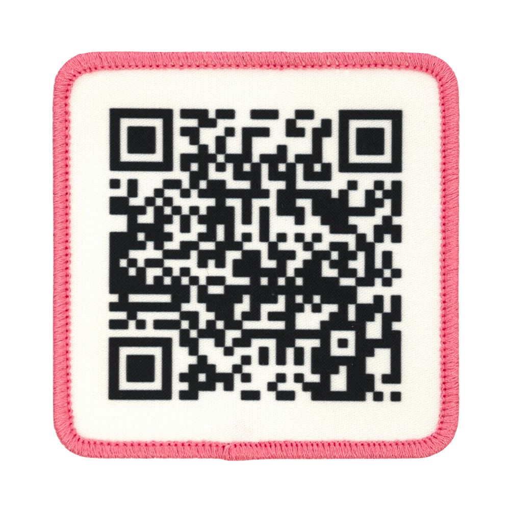 Painettu QR-koodi haalarimerkki, pinkki reuna, neliön muotoinen.