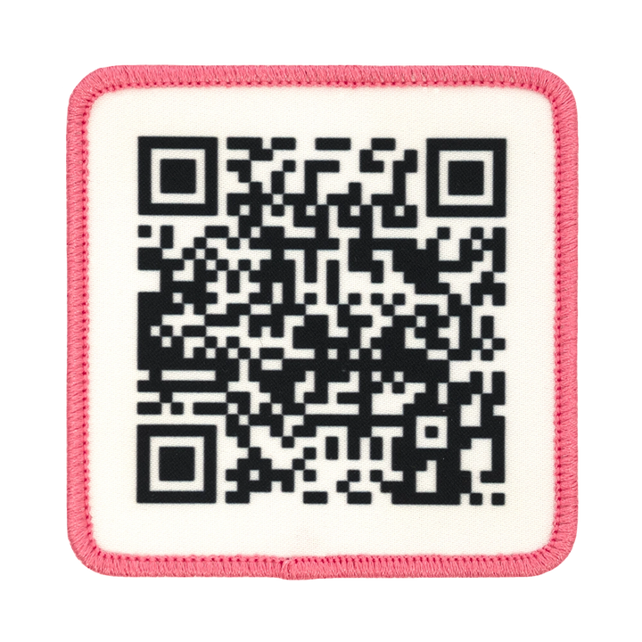 Painettu QR-koodi haalarimerkki, pinkki reuna, neliön muotoinen.
