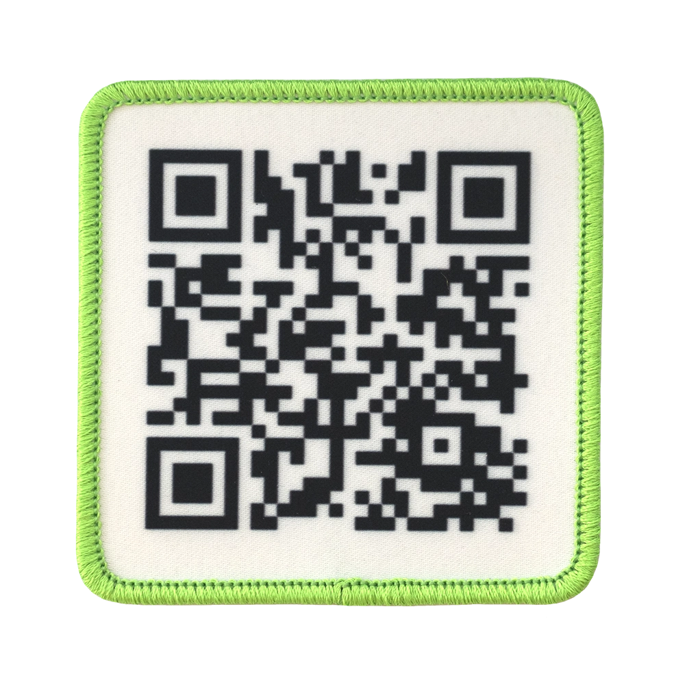 Painettu haalarimerkki, vihreä reuna, qr-koodi.