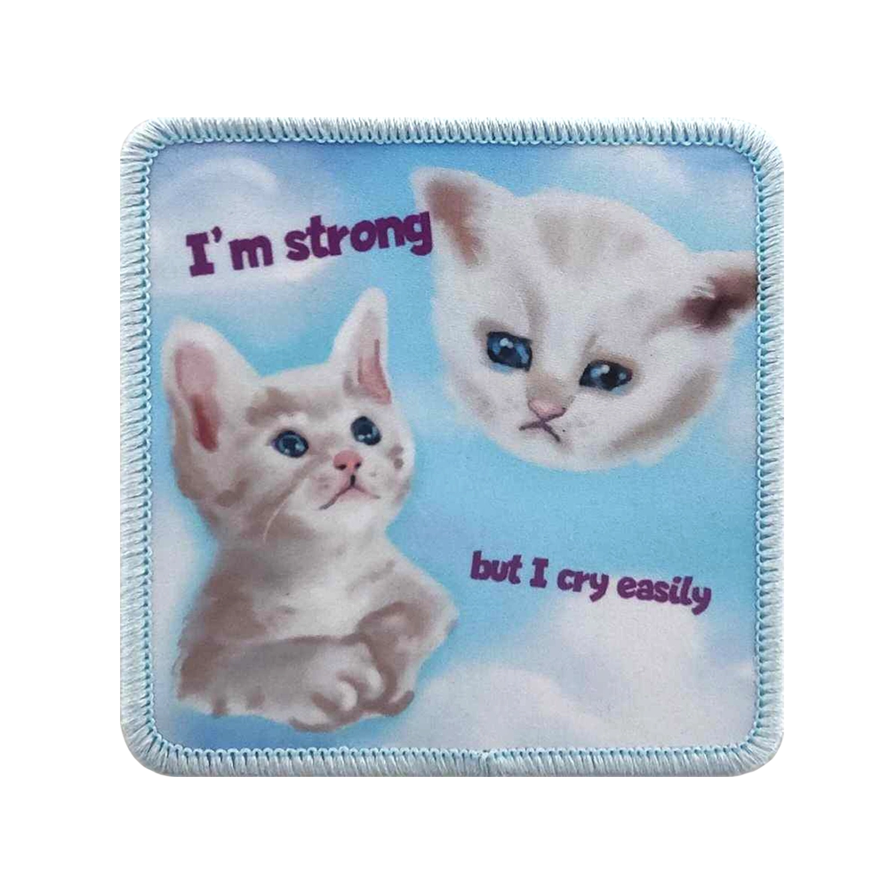Painettu haalarimerkki, kissoja, teksti: I'm strong, but I cry easily.