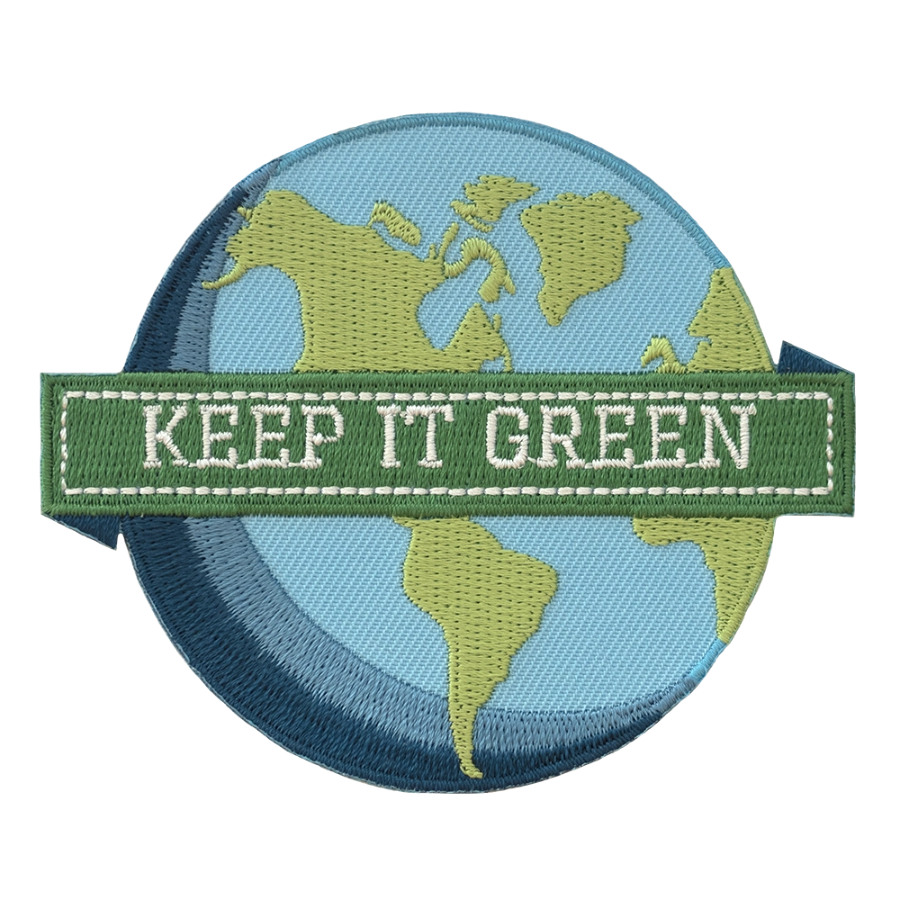 Brodeerattu maapallo-aiheinen haalarimerkki, teksti: Keep it green.