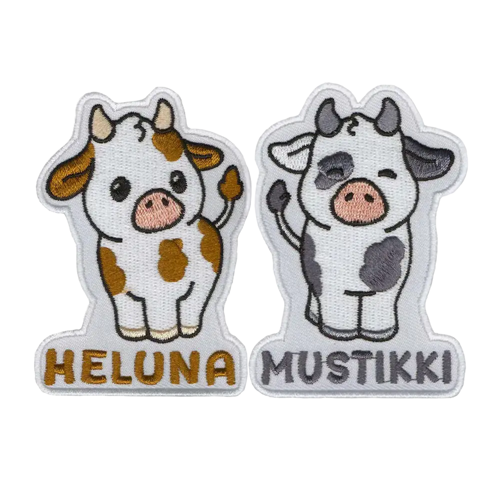 Heluna ja Mustikki, brodeeratut kangasmerkit.