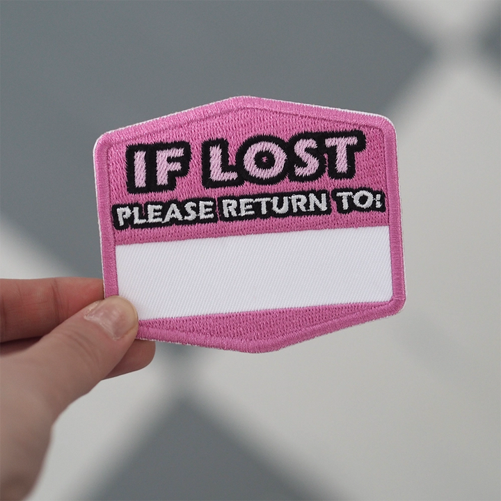 Brodeerattu haalarimerkki, teksti: If lost, please return to.