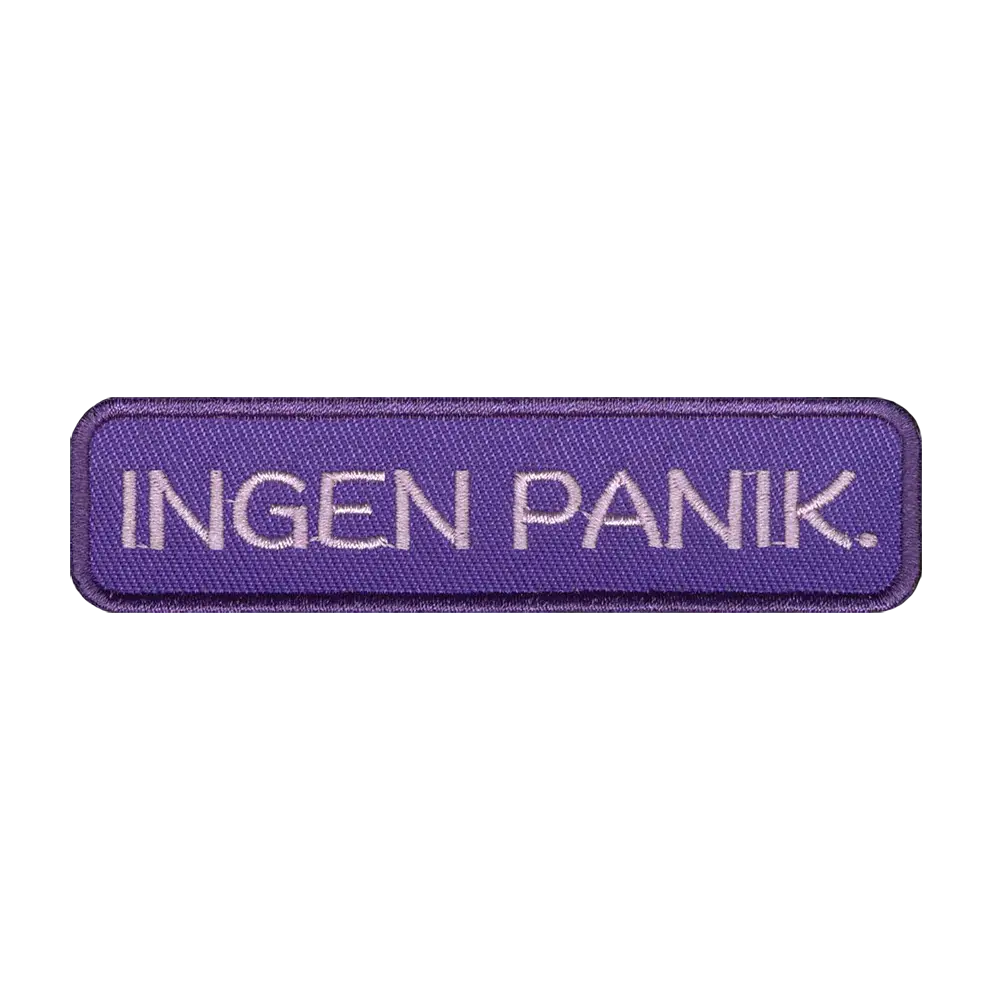Brodeerattu kangasmerkki, teksti: Ingen panik.