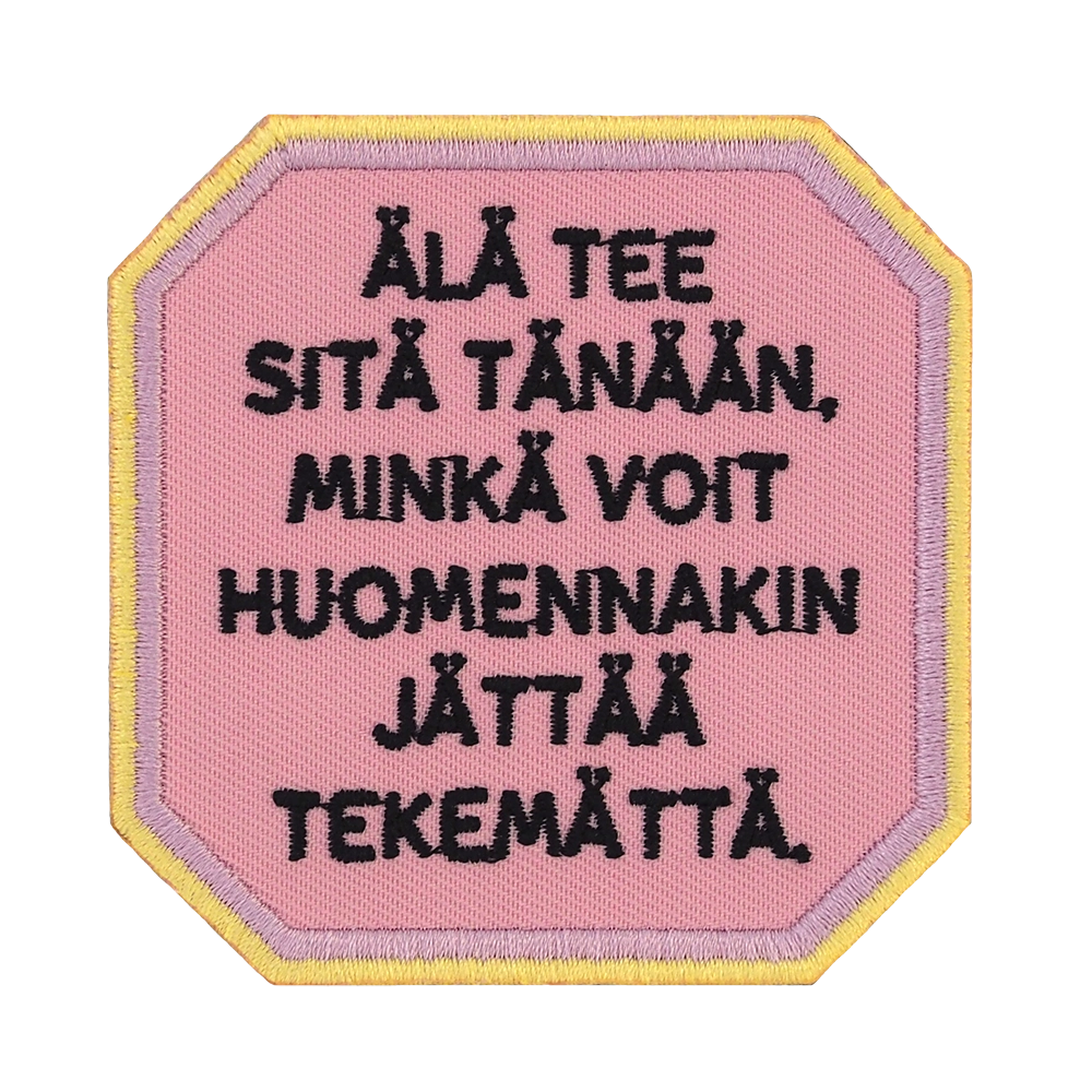 Brodeerattu haalarimerkki, teksti: Älä tee sitä tänään, minkä voit huomennakin jättää tekemättä.