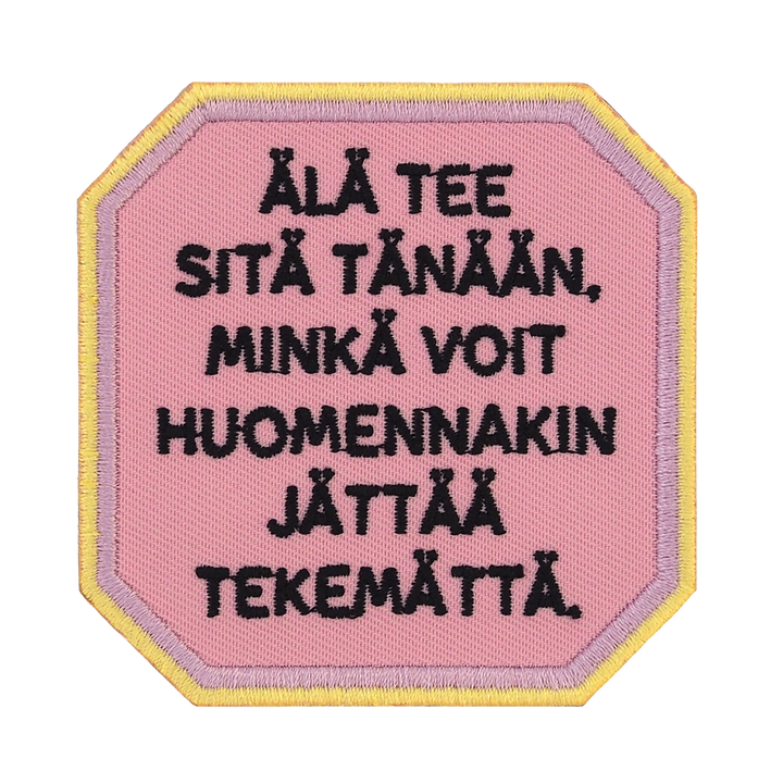 Brodeerattu haalarimerkki, teksti: Älä tee sitä tänään, minkä voit huomennakin jättää tekemättä.