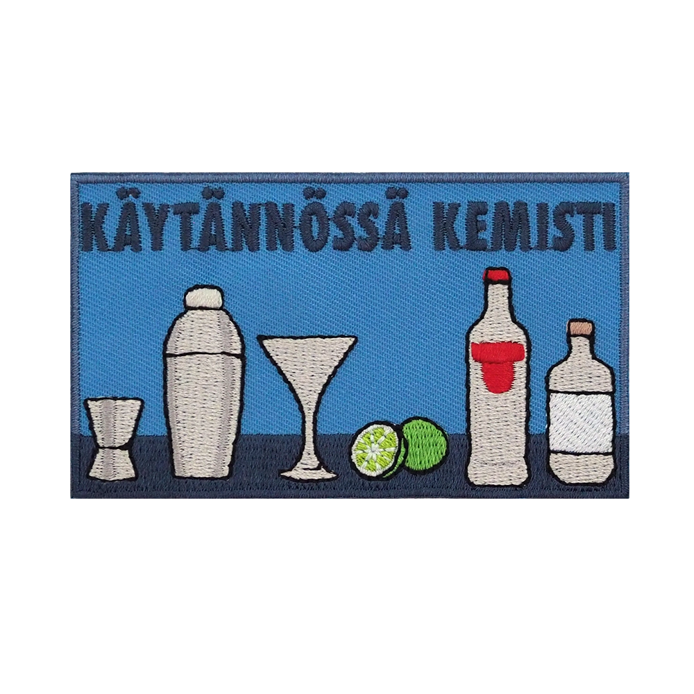 Brodeerattu kangasmerkki, teksti: Käytännössä kemisti.