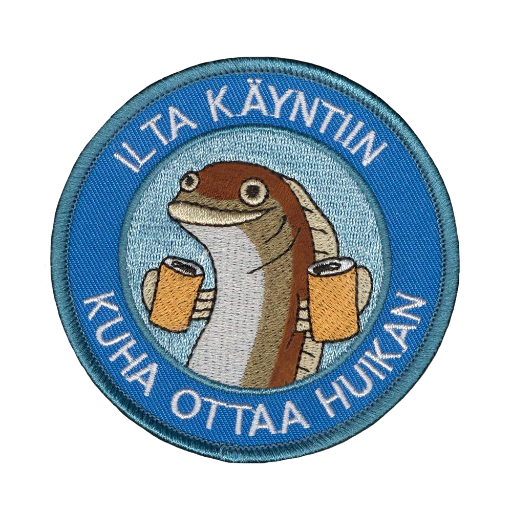Brodeerattu kangasmerkki, teksti: Ilta käyntiin kuha ottaa huikan.