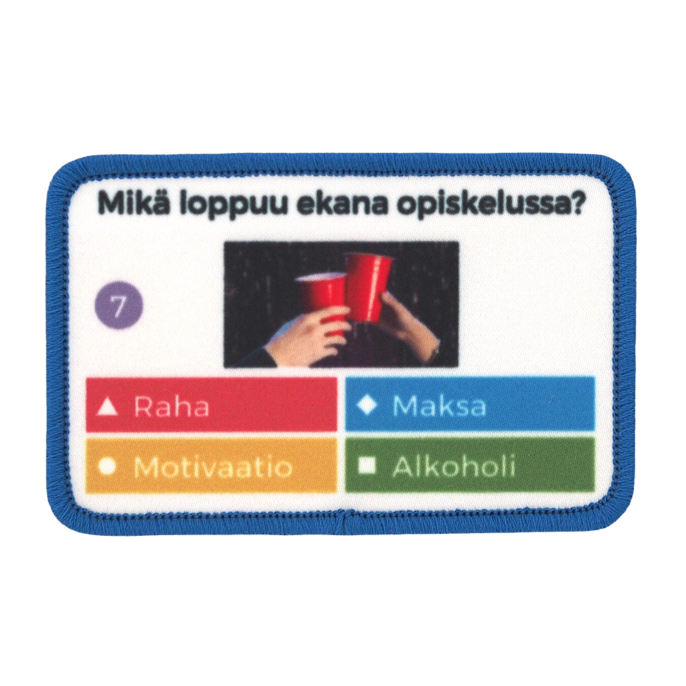 Painettu Kahoot-aiheinen haalarimerkki, teksti: Mikä loppuu ekana opiskelussa? Raha, maksa, motivaatio, alkoholi.
