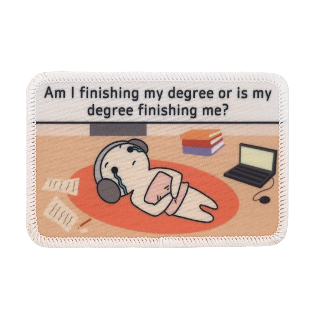 merkittu.com - Painettu kangasmerkki, jossa lukee "Am I finishing my degree or is my degree finishing me?"