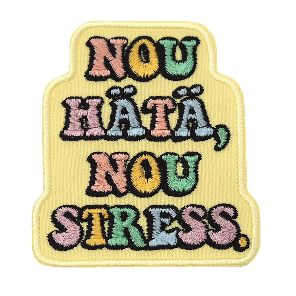 Brodeerattu haalarimerkki, keltainen, teksti: Nou hätä, nou stress.