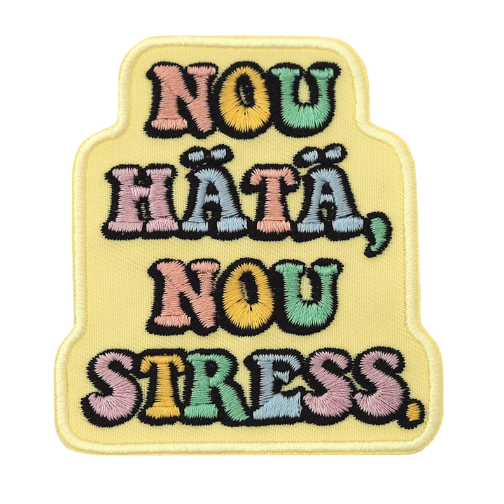 Brodeerattu haalarimerkki, keltainen, teksti: Nou hätä, nou stress.