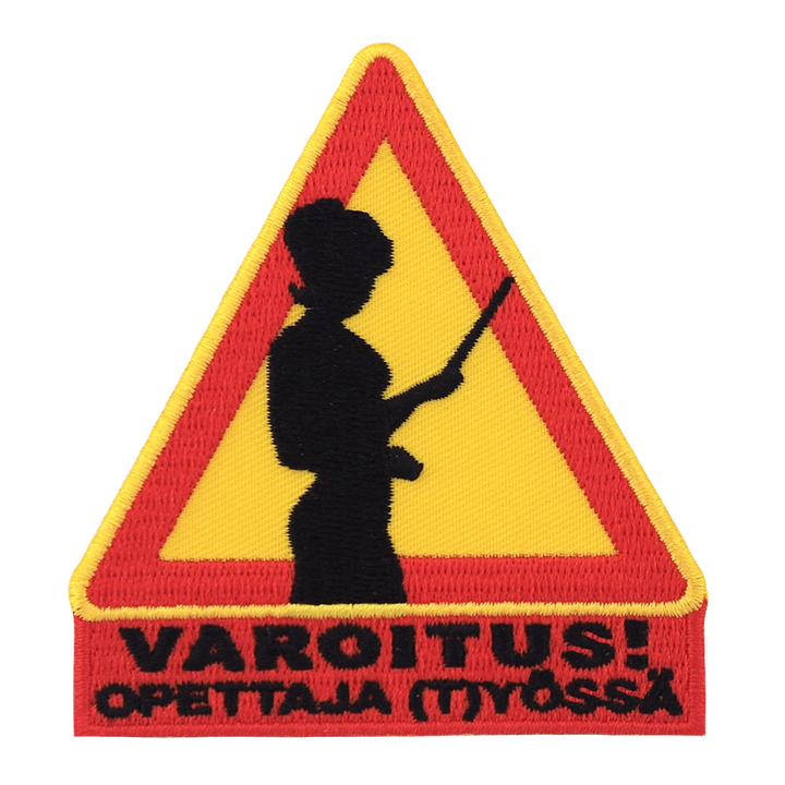 Brodeerattu haalarimerkki, varoituskolmio, teksti: Varoitus, opettaja (t)yössä.