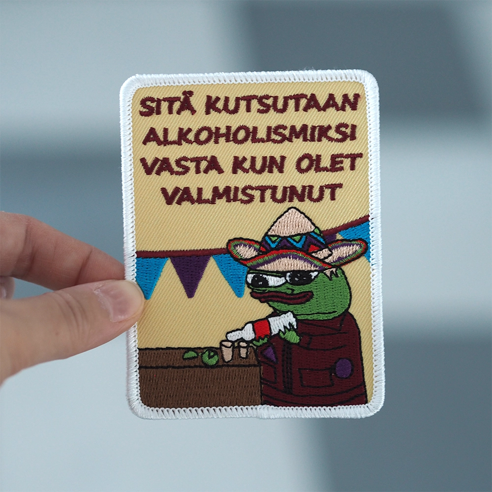 Brodeerattu haalarimerkki, Apustaja, teksti: Sitä kutsutaan alkoholismiksi vasta kun olet valmistunut.