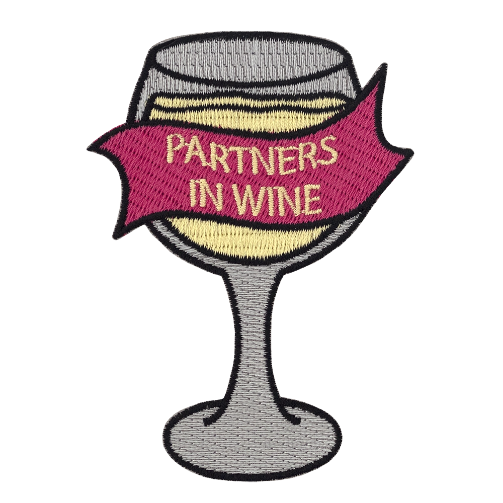 Brodeerattu viini-aiheinen haalarimerkki, viinilasi, teksti: Partners in wine.