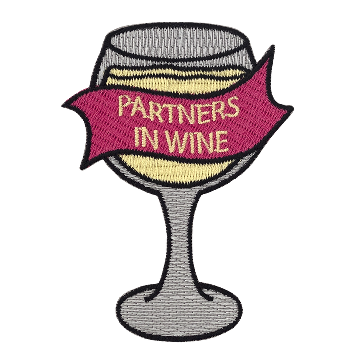 Brodeerattu viini-aiheinen haalarimerkki, viinilasi, teksti: Partners in wine.