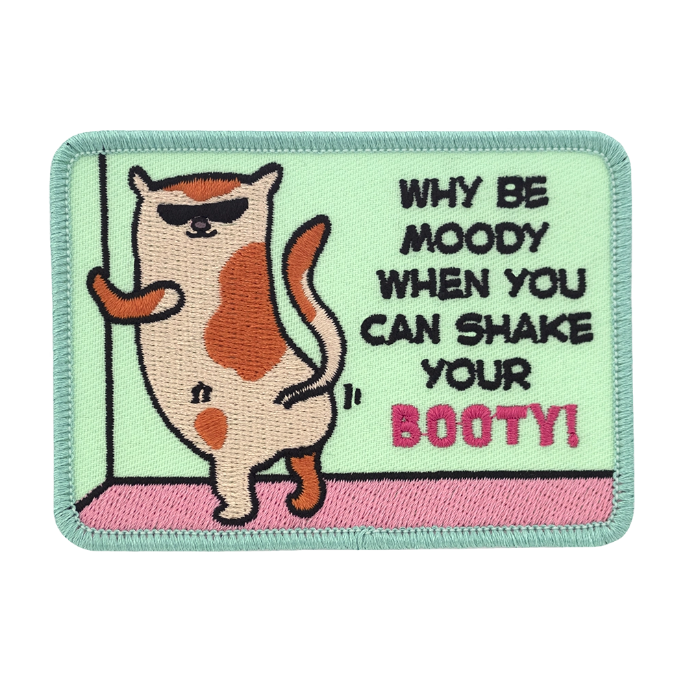 Brodeerattu kissa-aiheinen haalarimerkki, kissa, teksti: Why be moody when you can shake your booty!