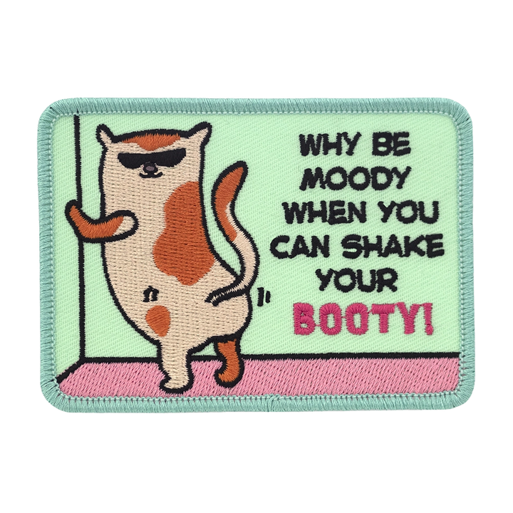 Brodeerattu kissa-aiheinen haalarimerkki, kissa, teksti: Why be moody when you can shake your booty!