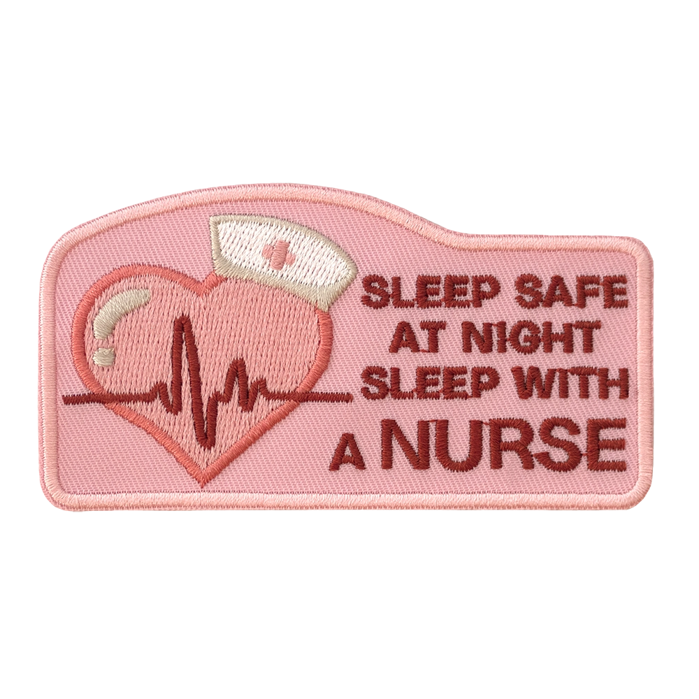 Brodeerattu sairaanhoitaja-aiheinen haalarimerkki, teksti: Sleep safe at night sleep with a nurse.