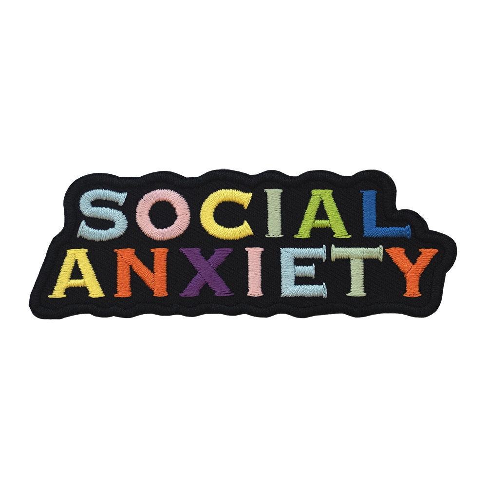 Brodeerattu haalarimerkki, teksti: Social anxiety.