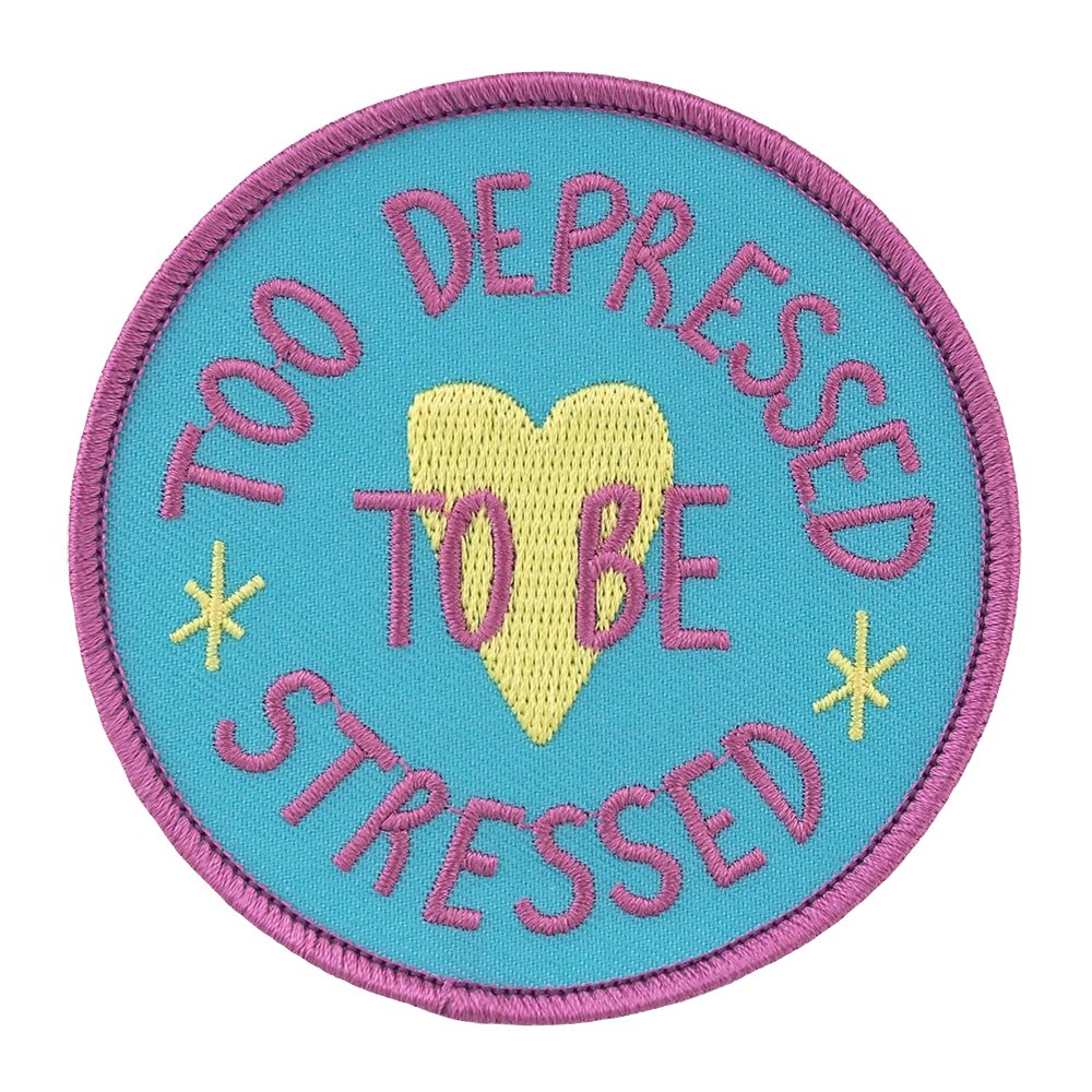 Brodeerattu haalarimerkki, teksti: Too depressed to be stressed.